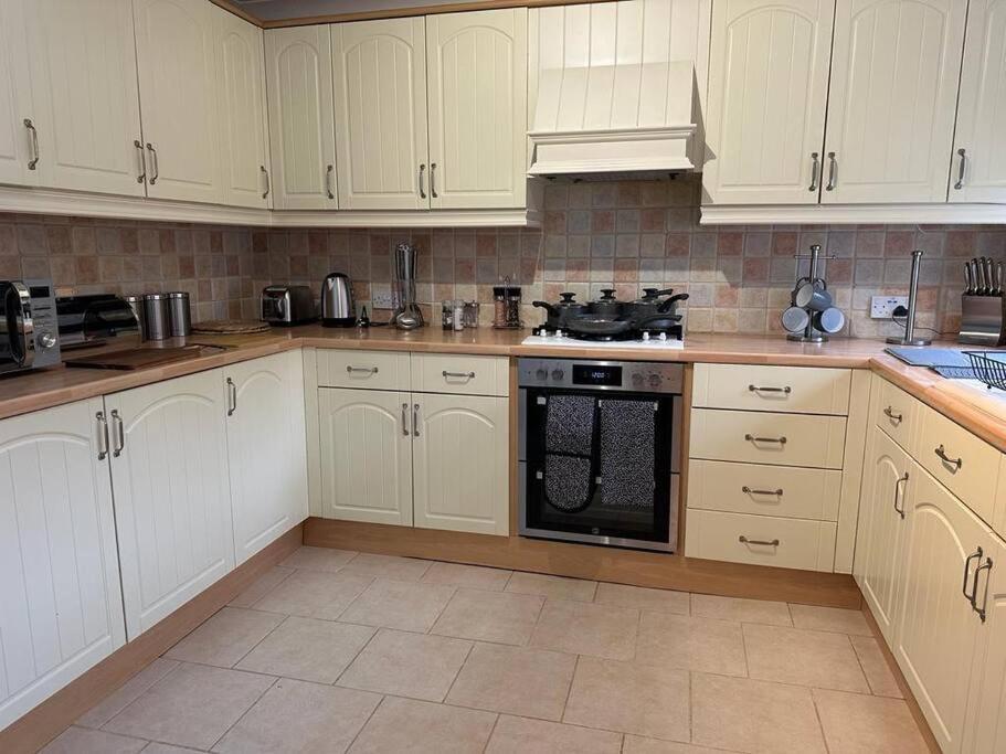 Tennyson House - 3 Bedroom House For Families, Business Travellers, Contractors, Free Parking & Wifi, Nice Garden Royal Wootton Bassett Zewnętrze zdjęcie