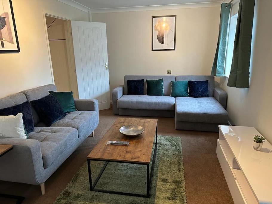 Tennyson House - 3 Bedroom House For Families, Business Travellers, Contractors, Free Parking & Wifi, Nice Garden Royal Wootton Bassett Zewnętrze zdjęcie